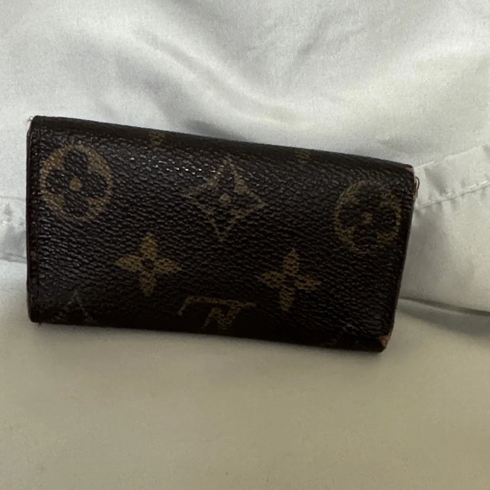 Louis Vuitton Monogram Canvas Key Pouch in Brown with Gold Snap - Picture 4 of 16